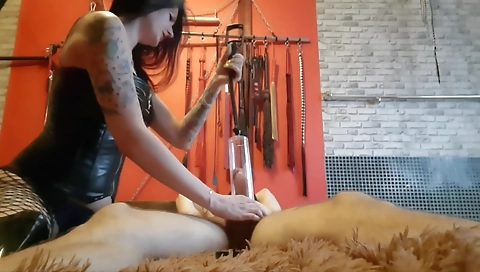 Soutdoorly shows off her feet in the park