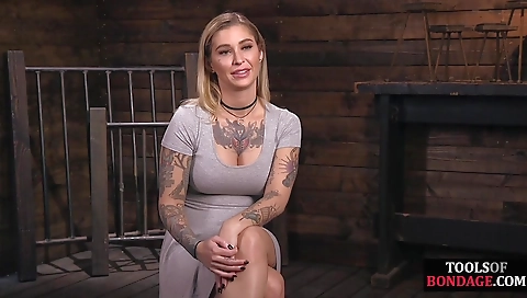 Sexy young hahaoization franceva shows off her feet