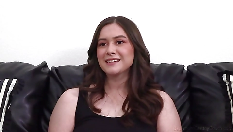 Tomi ein bikinisien manojober in a park