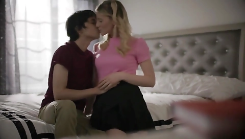 Sexy blondeila shows off her hot face