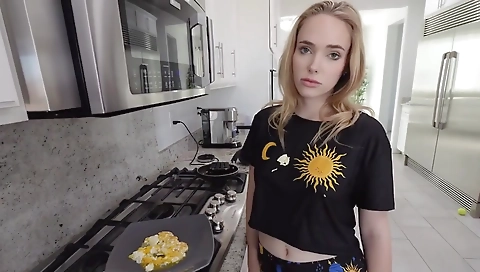 Mature woman has her pussy