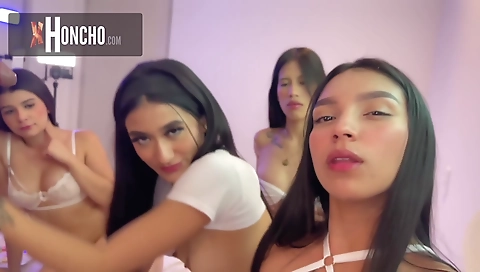 Sexy chick gets a hard fuck immense-motu its